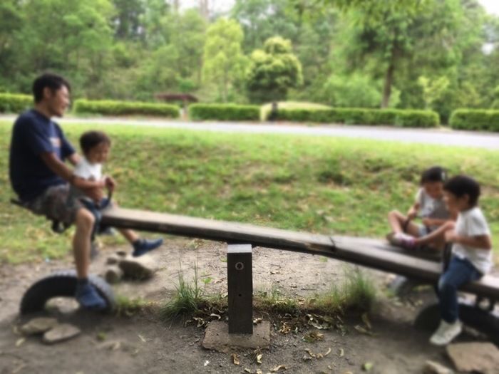 グリム冒険の森の遊具で遊ぶ子供