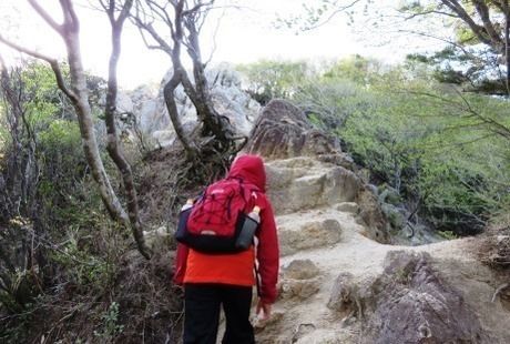 鎌ヶ岳の岩場を登る様子