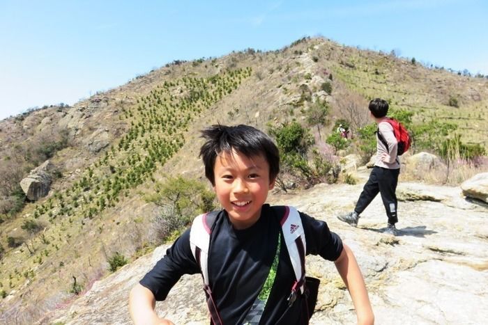 登山を楽しむ子供