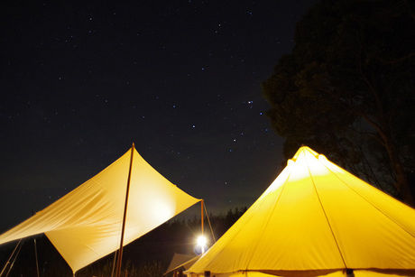光るテントと夜空