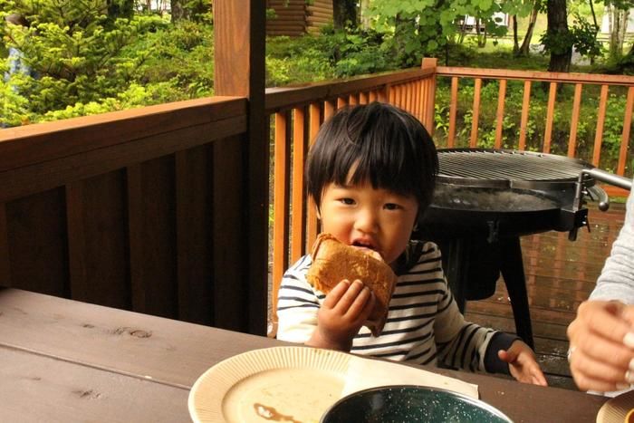 ホットサンドを食べる子供
