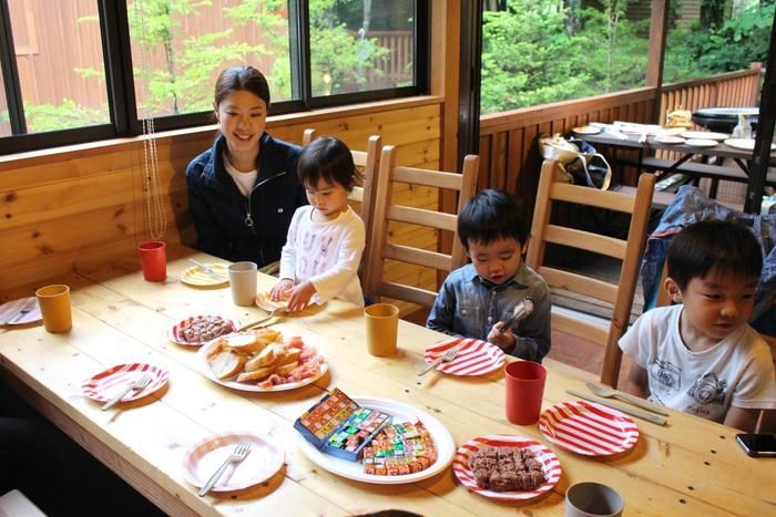 フレンチBBQセットを楽しむ親子
