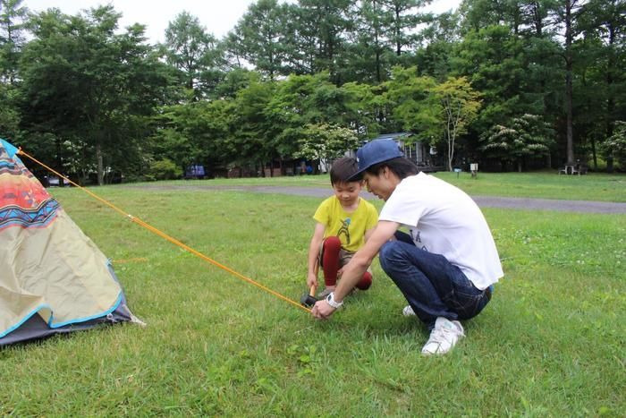 hinataのスタッフと一緒にテントを設営するコ子供