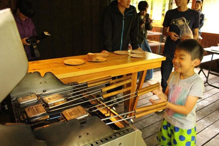 ホットサンドに挑戦する子供