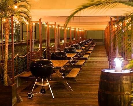 GRAND BBQ SPACE内に並べられた多くのグリルとテーブル