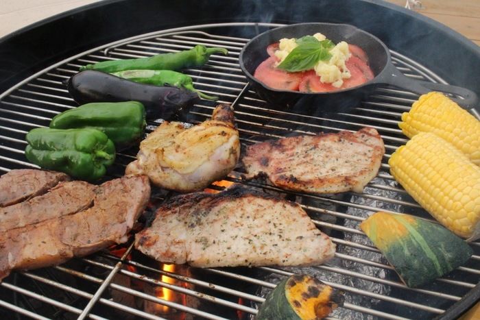 グリルで焼かれたお肉と野菜