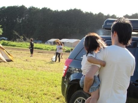 キャンプ場で子供を抱っこしている男性