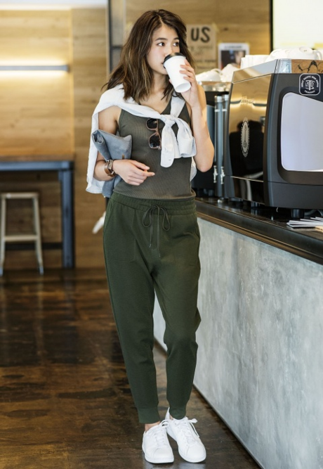 カーキのスウェットパンツのコーディネート