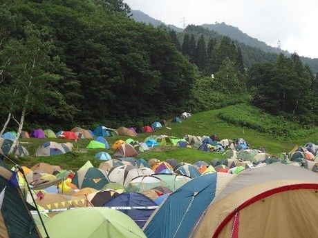 キャンプ場いっぱいのテント