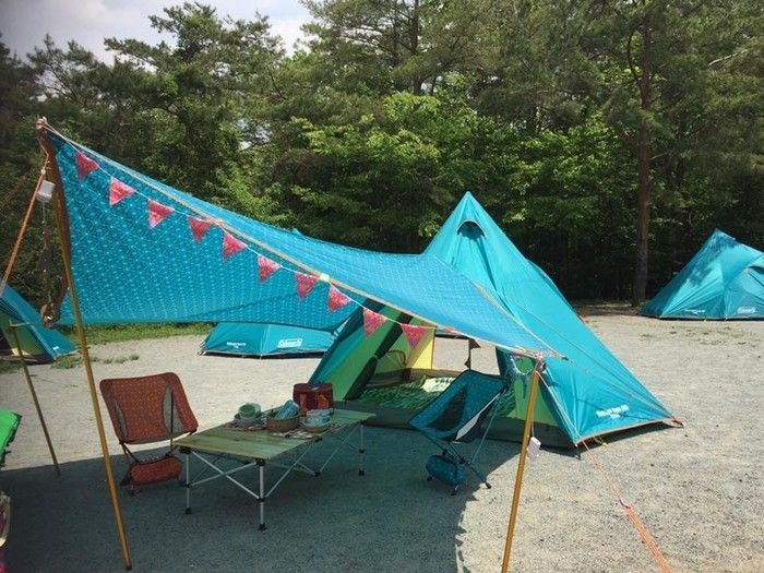 水色の三角錐のような形状のティピーテント