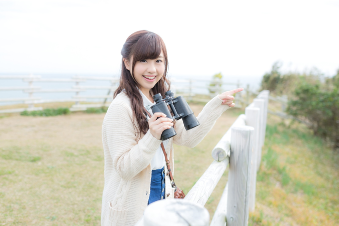 双眼鏡を持つ女性