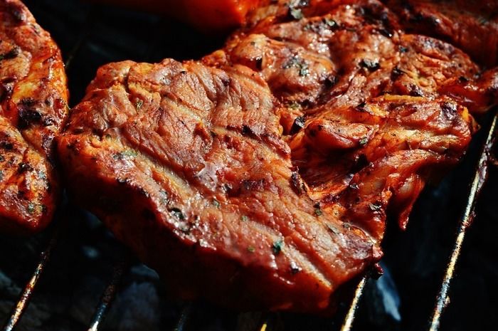 バーベキューグリルで焼かれたお肉