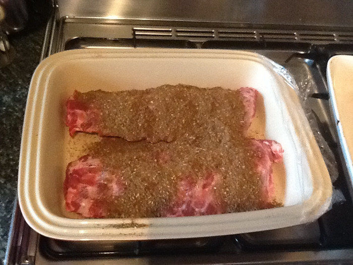 バーベキューグリルに置かれた肉
