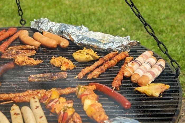 バーベキューグリルで焼かれたお肉