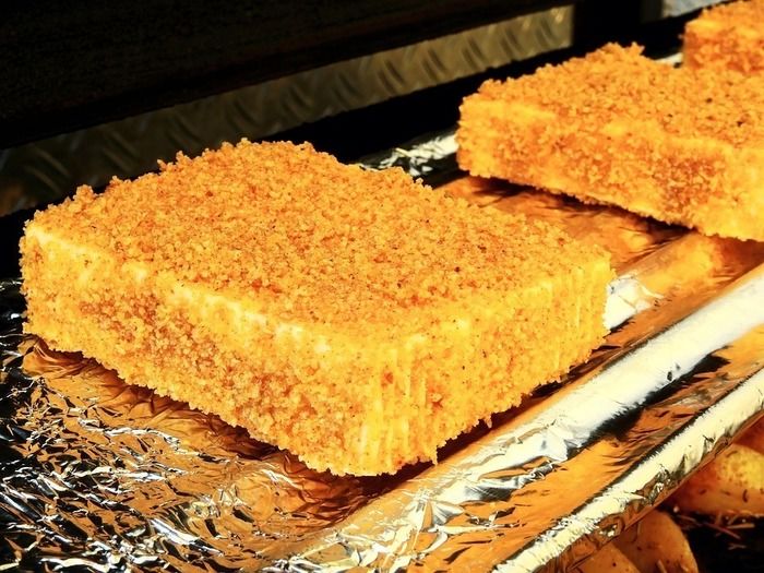 バーベキューグリルで焼かれたチーズ