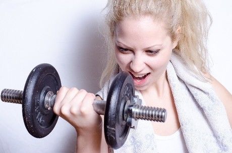 筋トレをする女性