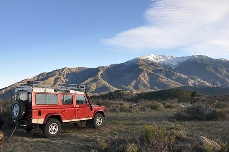 険しい山の前に止められた車
