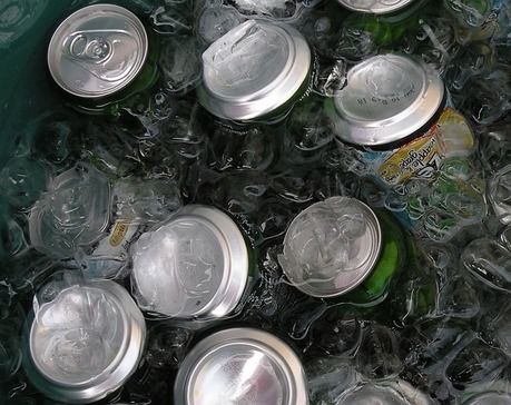 氷の中に入れられた大量の缶