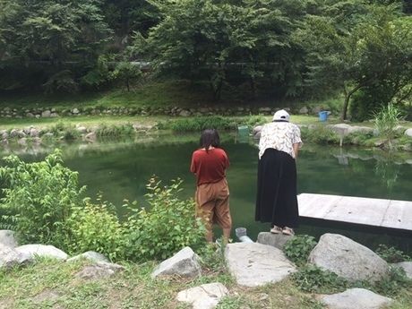 ウェルキャンプ西丹沢の池で釣りをする人々