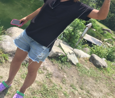 ウェルキャンプ西丹沢の池で釣りをする女性