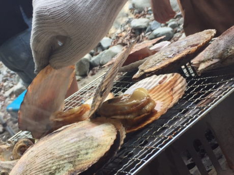 網の上で焼かれたホタテ