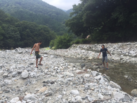 ウェルキャンプ西丹沢で川遊びをする人