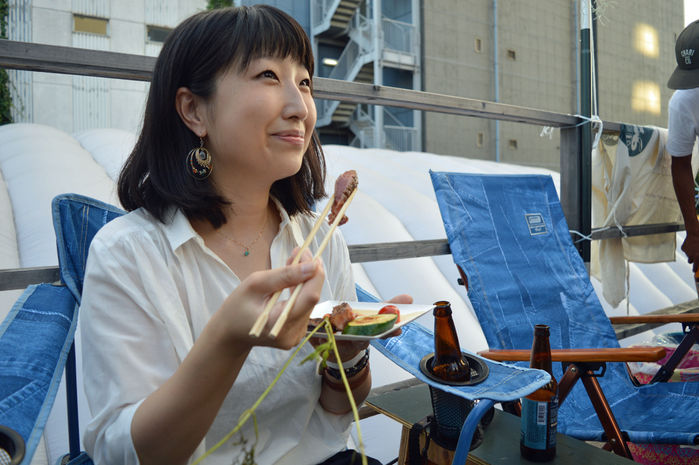 INDIGO LABEL DINERのバーベキュー料理を食べる女性