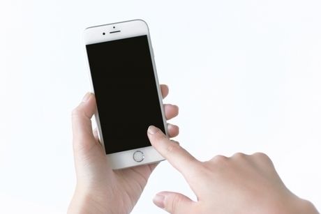 iphoneを触る様子