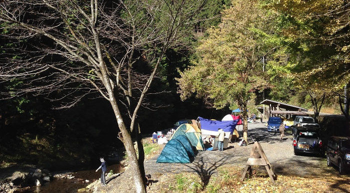 大岳キャンプ場の川沿いのサイト