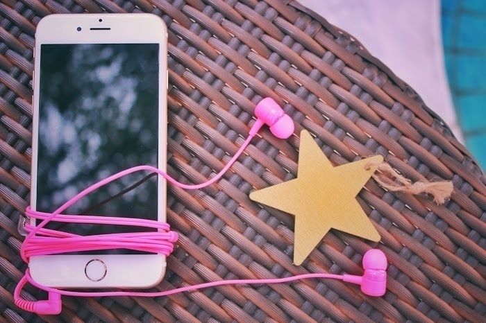 イヤホンがささったスマートフォン