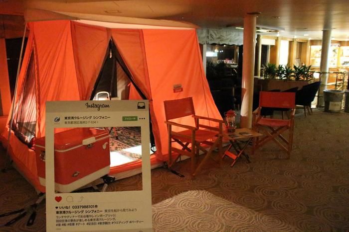 クルージング船内のコールマンのテントとフォトスポット