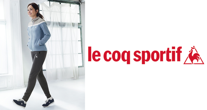 ルコックスポーティフのジャージを着た女性とブランドロゴマーク