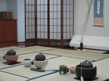 畳の部屋と野点の容器