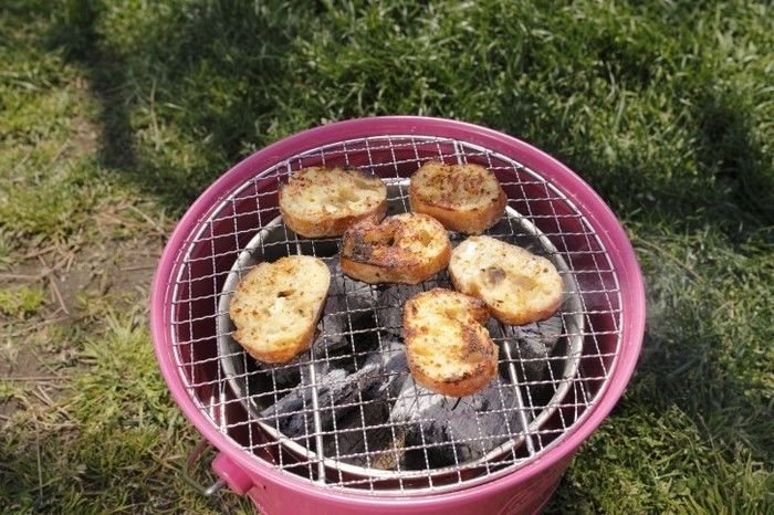 ガーリックバターフレンチトースト網で焼いている写真