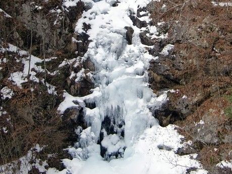 冬の東京都檜原都民の森の雪景色の中の滝