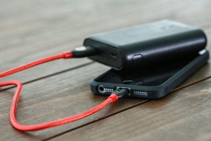 モバイルバッテリーで充電されているスマートフォン
