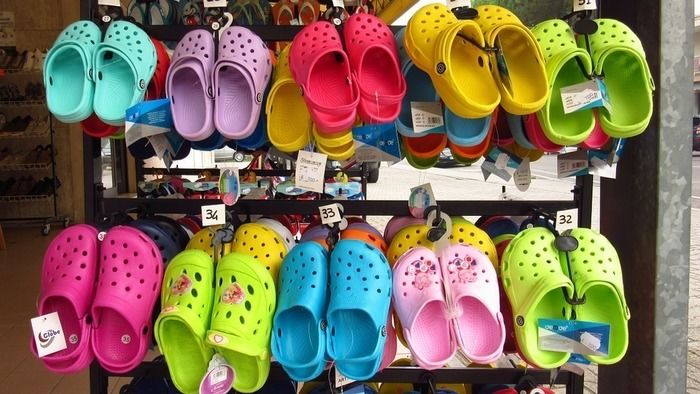お店で販売されているクロックス