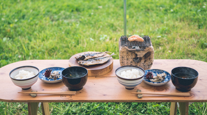 よりご飯が美味しそうに見えるYOKAのパネルロングテーブル
