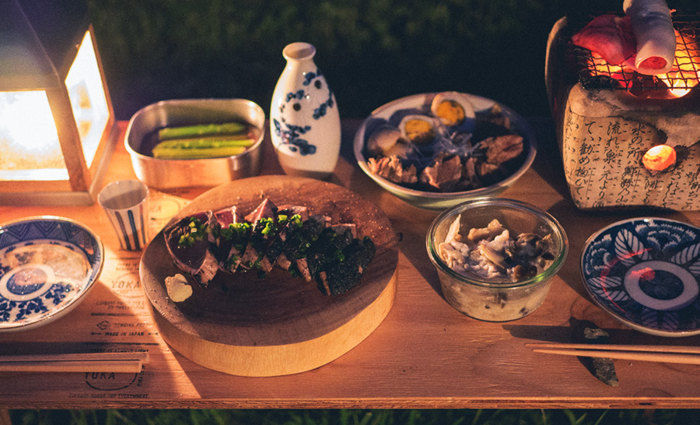 ランタンで照らされる夜のYOKAのテーブル