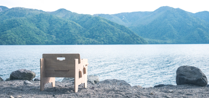 湖のすぐ近くに置いても雰囲気を壊さないYOKAのチェア