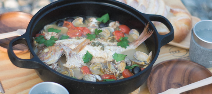 YOKAのテーブルに置かれた魚介料理