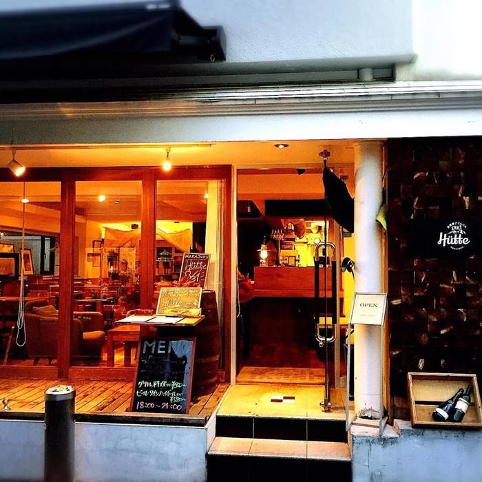 ライトアップされた原宿Hutteの外観