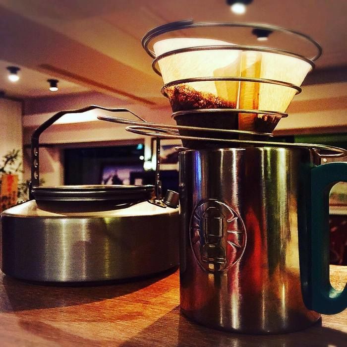 コールマンのステンレスマグでコーヒーを入れる様子