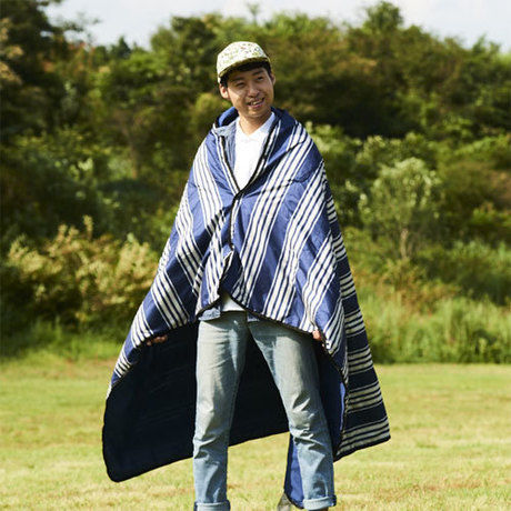 マルチパーパスブランケットMをブランケットとして羽織る男性
