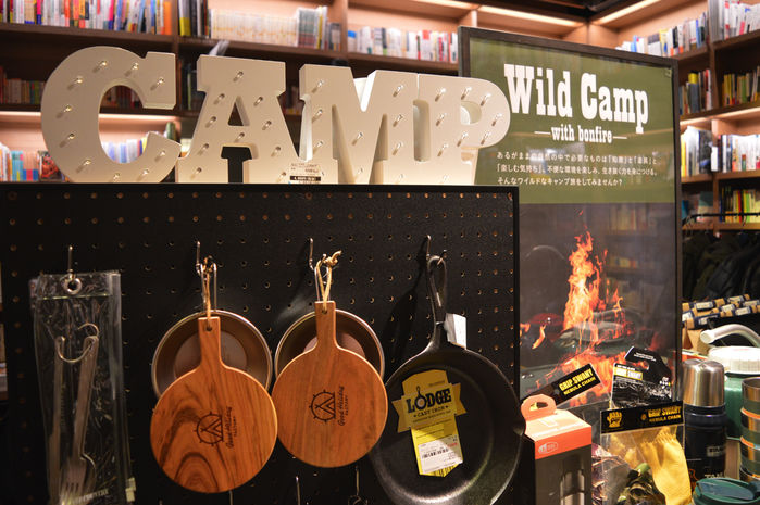 代官山蔦屋書店内の「Wild Camp」フェアの広告ポスターとロゴのアップ