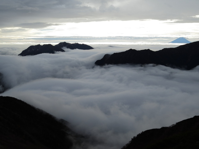 雲に包まれた山岳