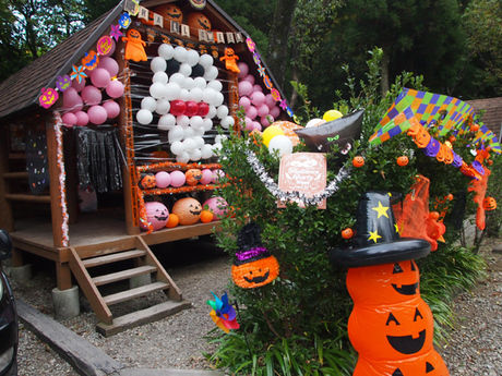 風船を使ったハロウィン仕様のコテージ