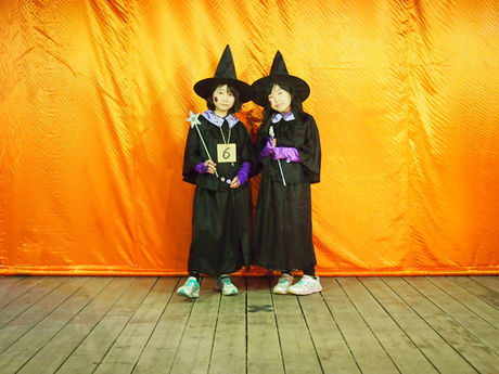 魔女の仮装をした子供