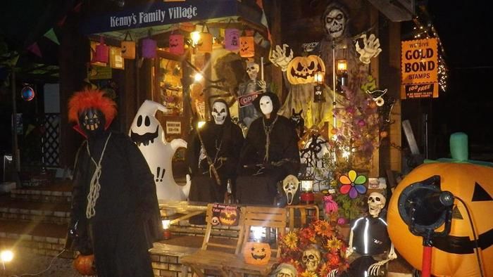 ケニーズ・ファニリー・ビレッジのハロウィン仕様に飾り付けられたコテージ