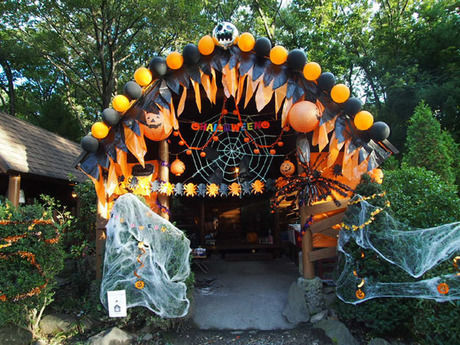 オレンジと黒でまとめられたハロウィン仕様のコテージ
